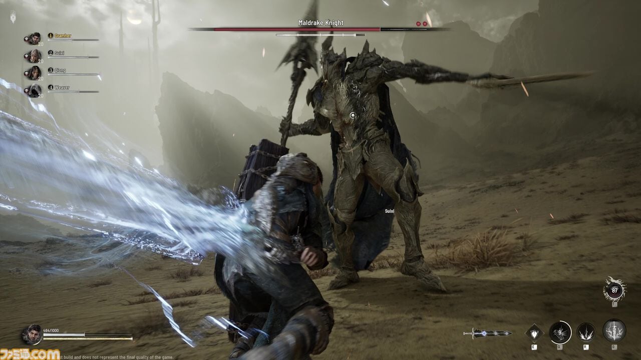 Gamescom demo combat: a Weaver clashes with the Maldrake Knight while the four-player HUD tracks the squad.